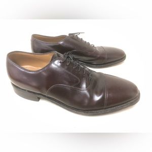 Johnston & Murphy maroon toe cap Size 9 dress shoe